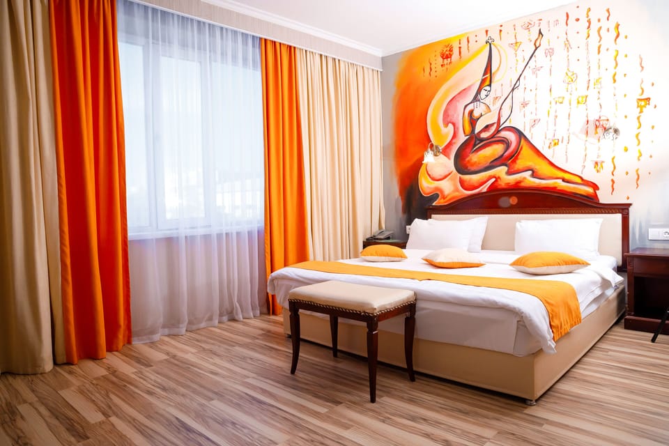 Business Double Room, 1 King Bed | Premium bedding, in-room safe, desk, laptop workspace