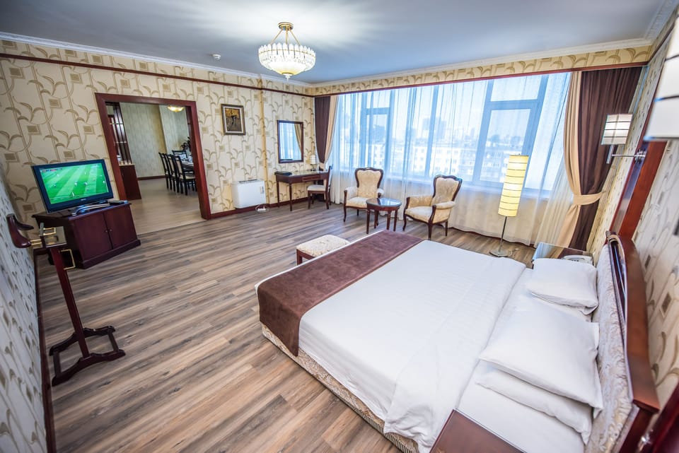 Senior Suite, 1 Bedroom | Premium bedding, in-room safe, desk, laptop workspace