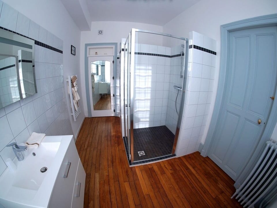 Superior Triple Room, Ensuite | Bathroom | Free toiletries