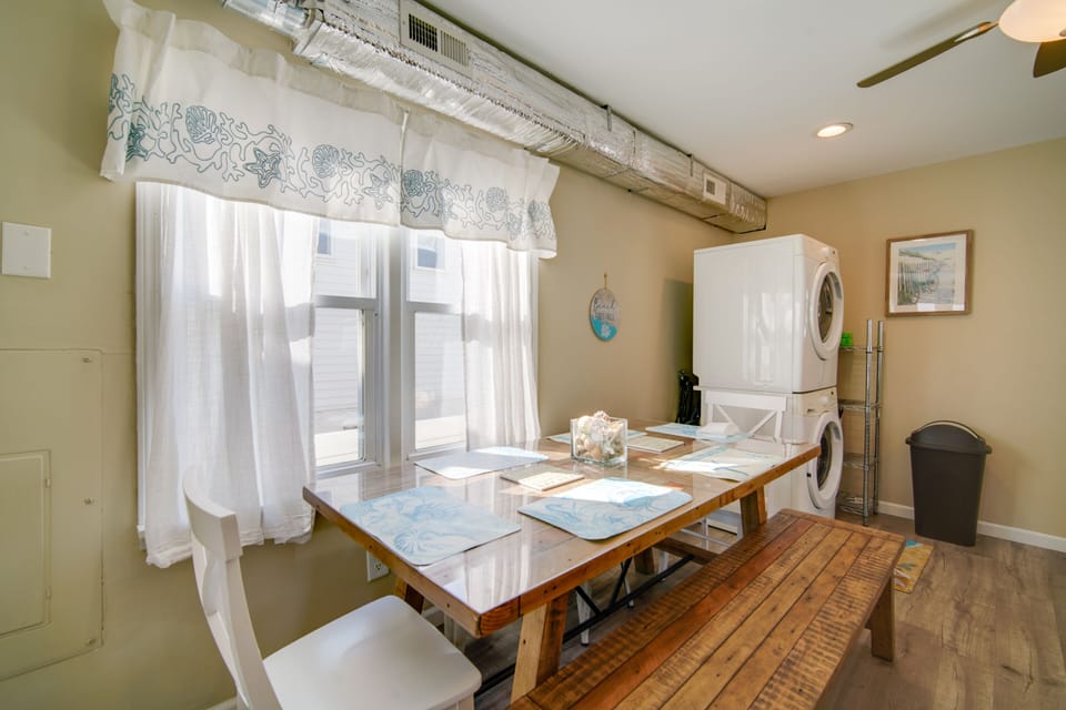 Dining Area | Dishes & Flatware Provided