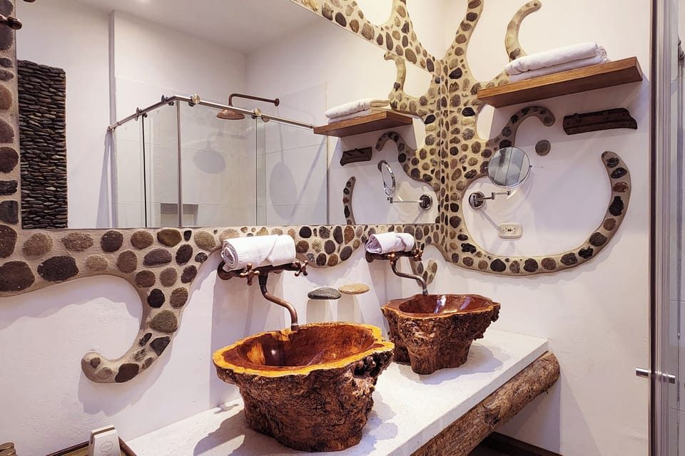 Suite | Bathroom | Free toiletries, hair dryer, towels