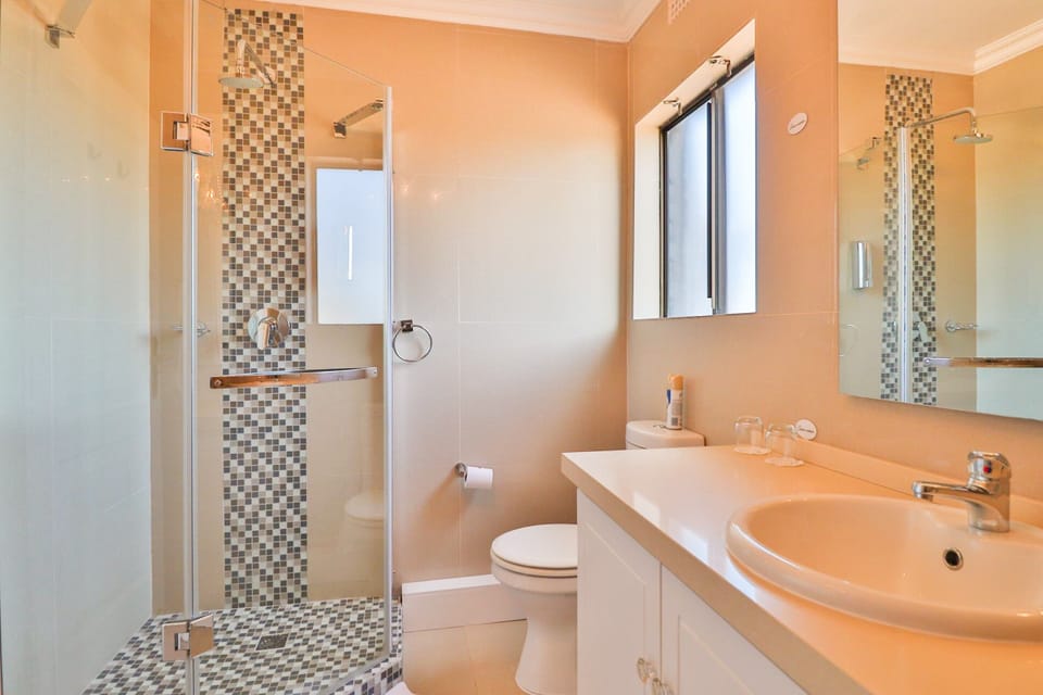 Superior Room 2 | Bathroom | Shower, free toiletries, hair dryer, towels