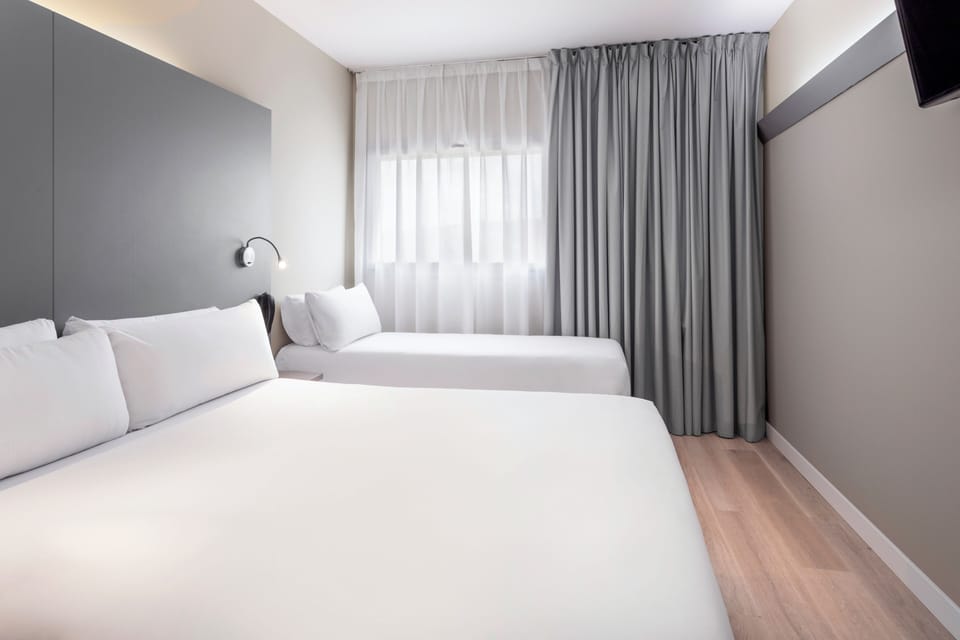 Family Room | Desk, iron/ironing board, free WiFi