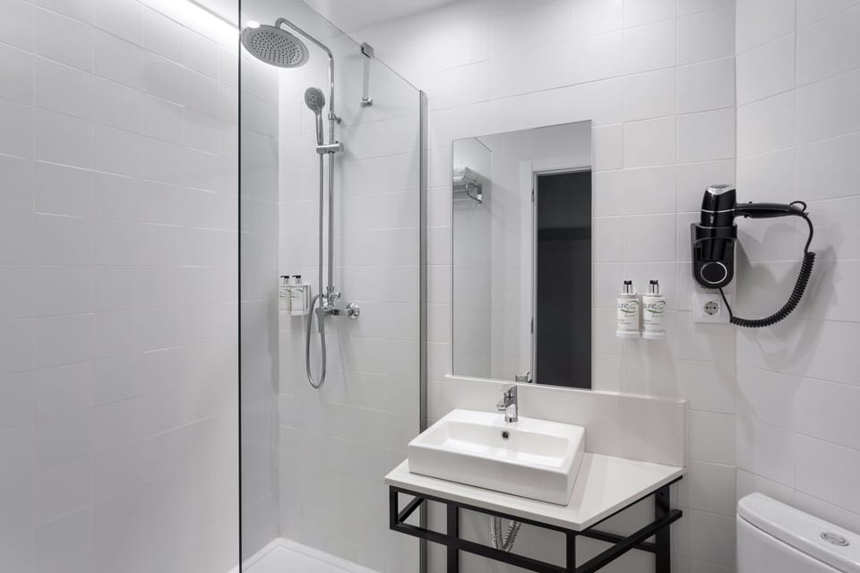Superior Double Room | Bathroom | Shower, hair dryer, towels, soap