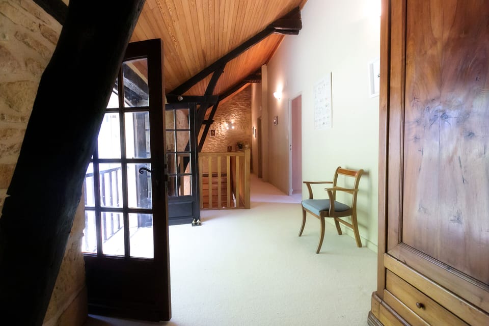 The west wing twin room en suite.