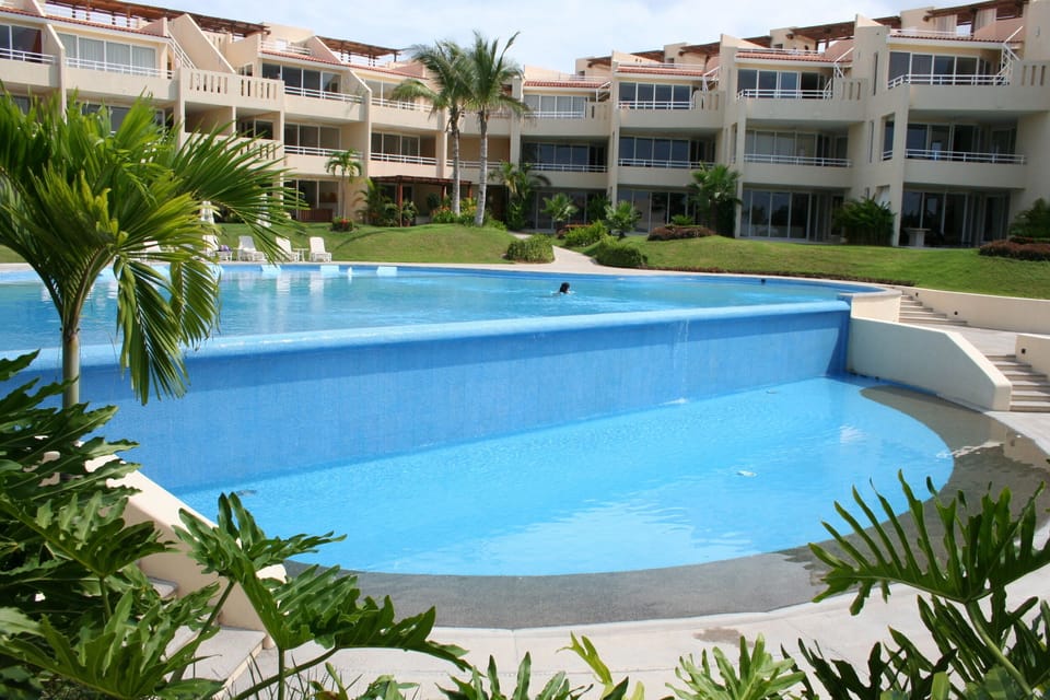 Kids splash pool