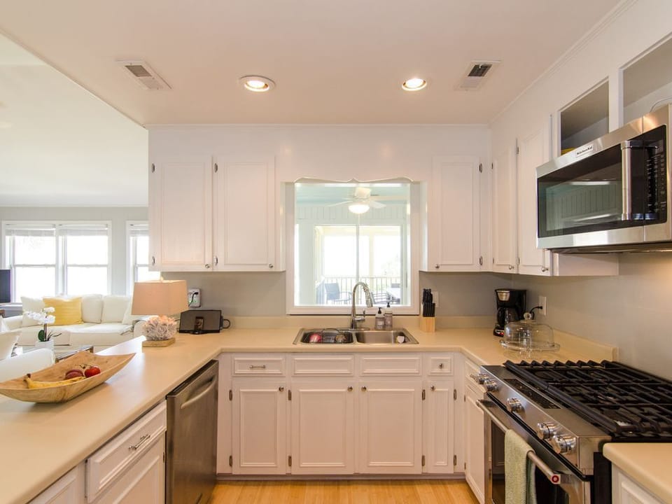Use dishwasher or hand wash with ocean views!