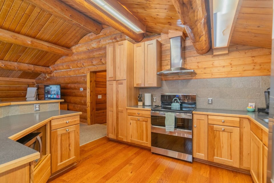 Full and Open Kitchen with High-End Appliances