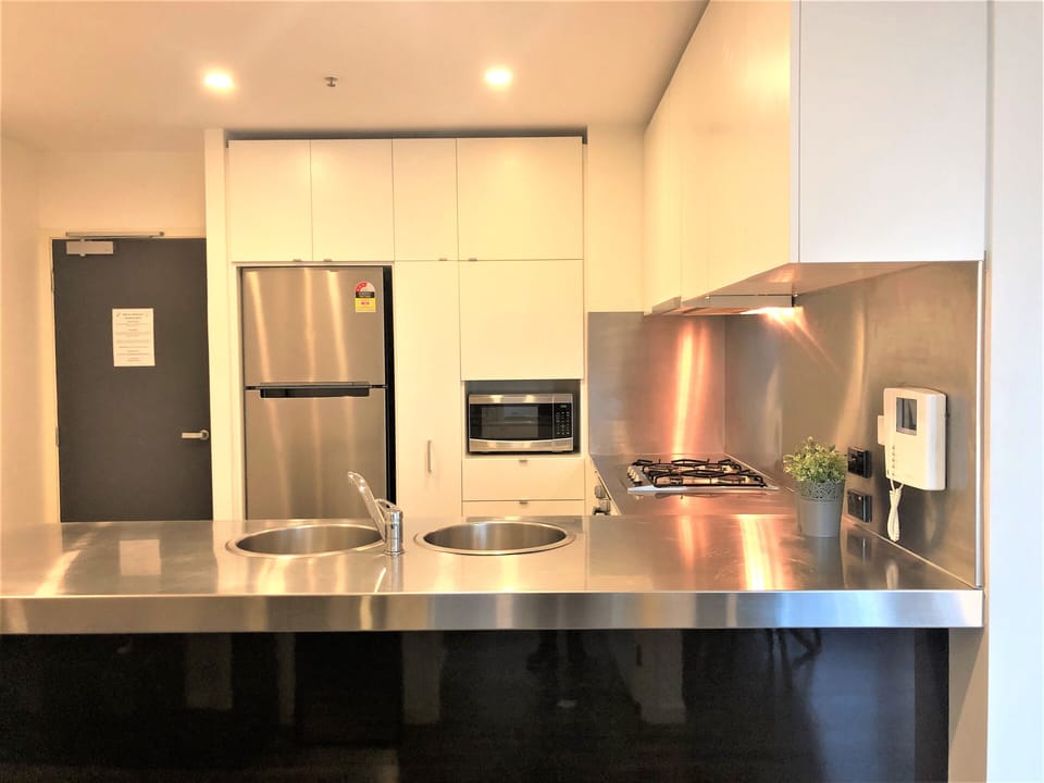 City Apartment, 2 Bedrooms, City View | Private kitchen | Full-size fridge, microwave, oven, stovetop