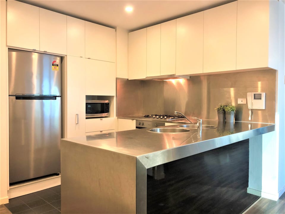 City Apartment, 2 Bedrooms, City View | Private kitchen | Full-size fridge, microwave, oven, stovetop