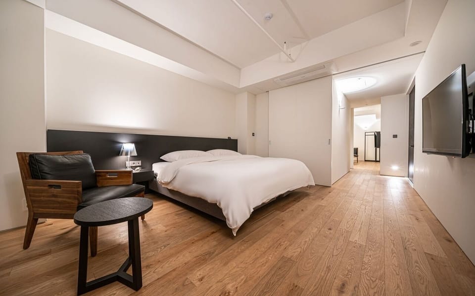 Suite | Blackout drapes, soundproofing, free WiFi, bed sheets