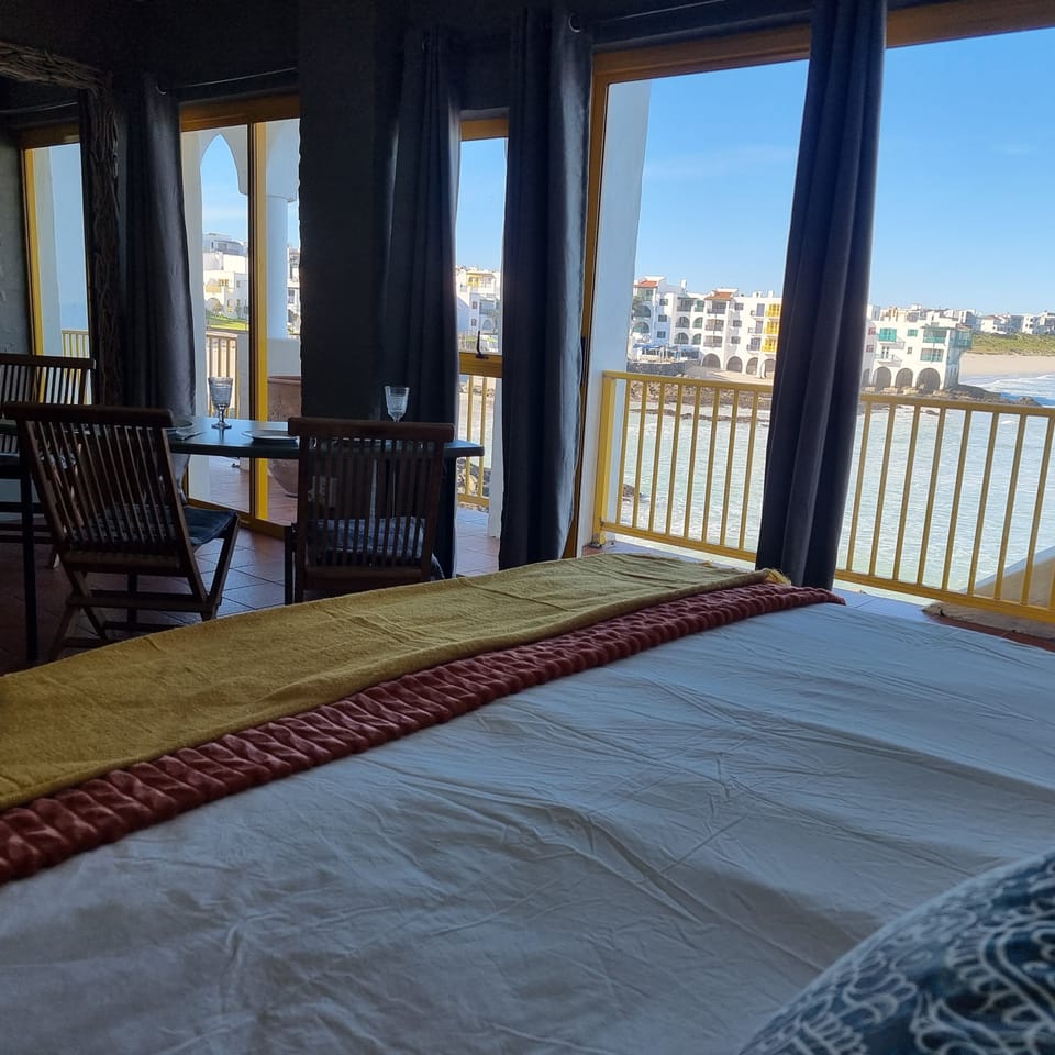 Deluxe Suite | Iron/ironing board, WiFi (free), bed sheets