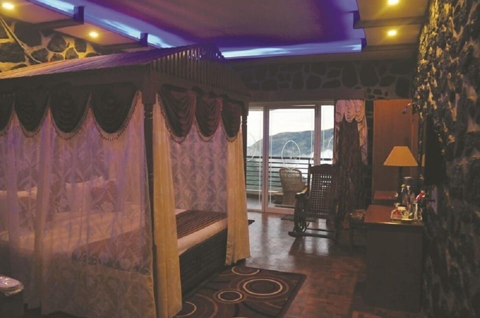 Honeymoon Suite | In-room safe, iron/ironing board, free WiFi, bed sheets