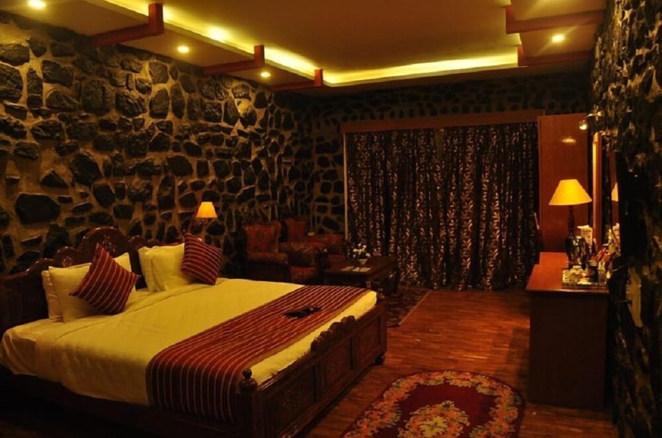 Deluxe Room | In-room safe, iron/ironing board, free WiFi, bed sheets
