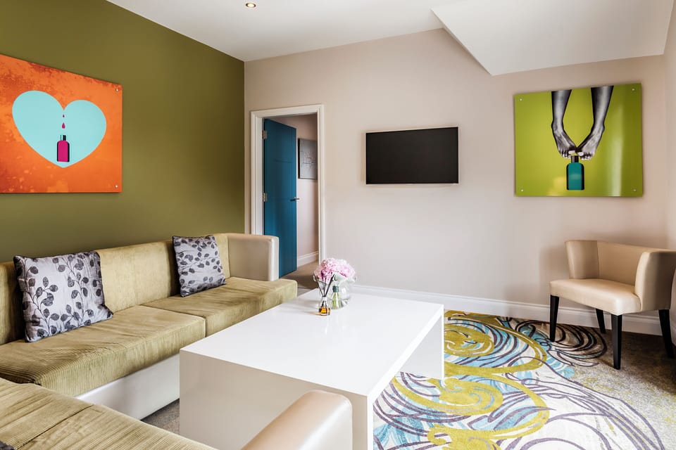 VALLEY SUITE | Egyptian cotton sheets, premium bedding, in-room safe