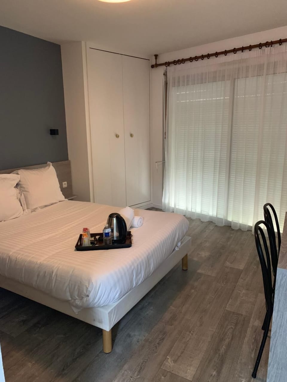 Iron/ironing board, bed sheets
