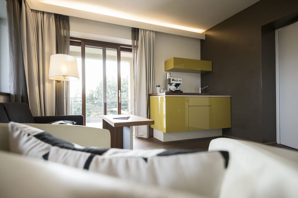 Executive Studio Suite | Private kitchenette | Fridge, dishwasher, espresso maker, coffee/tea maker