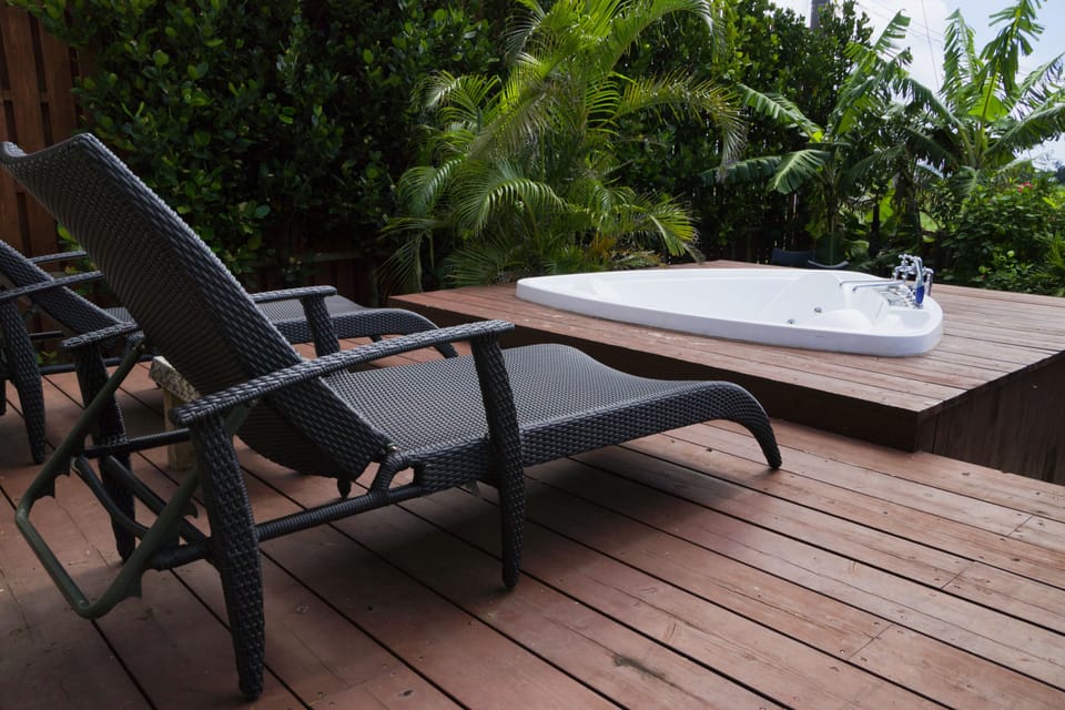 Deluxe Villa | Bathroom | Separate tub and shower, deep soaking tub, free toiletries, hair dryer