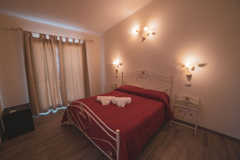 Minibar, in-room safe, desk, bed sheets