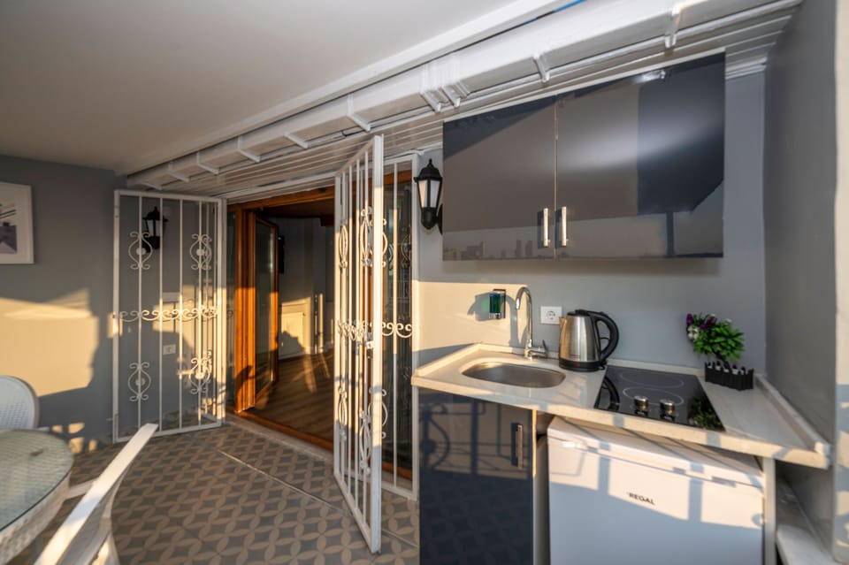 L) Superior, Sehir Manzarali Suite Oda | Private kitchen | Fridge, microwave, stovetop, electric kettle
