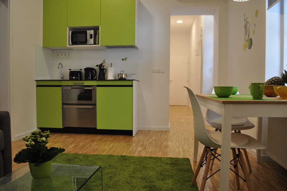 Deluxe Apartment, 1 Bedroom | Private kitchenette | Fridge, microwave, oven, stovetop