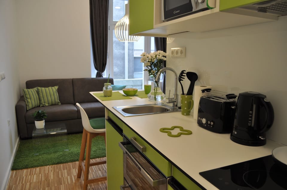 Deluxe Studio | Private kitchenette | Fridge, microwave, oven, stovetop