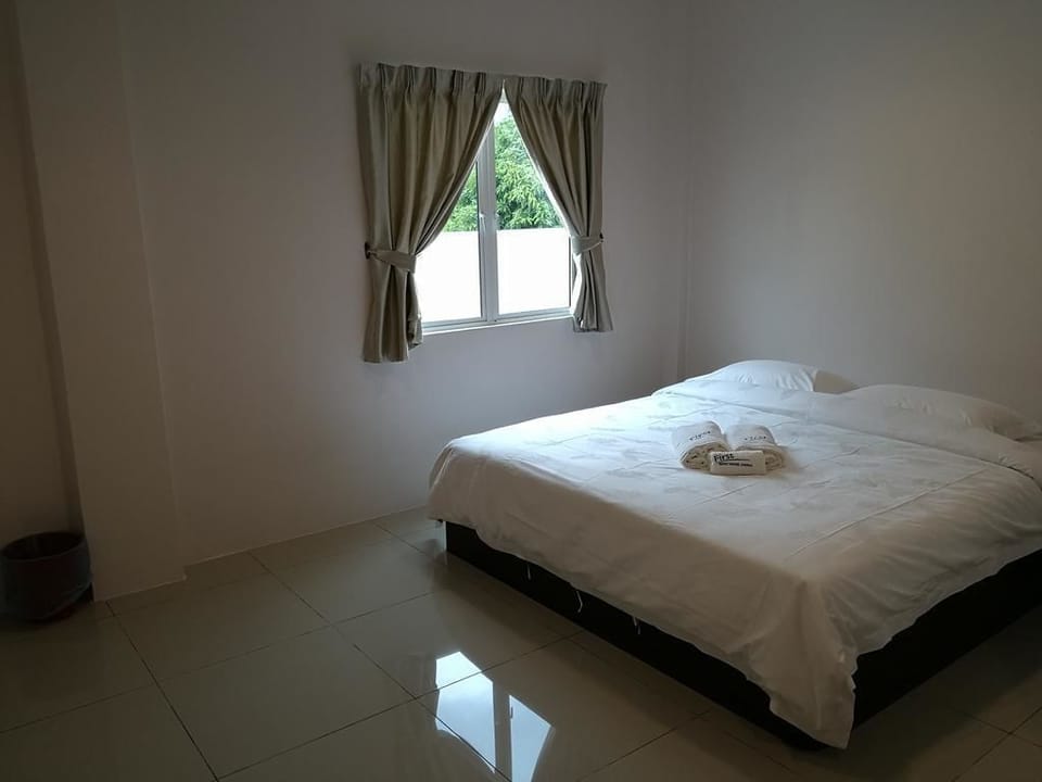 Standard Room, 1 King Bed | Desk, soundproofing, free WiFi