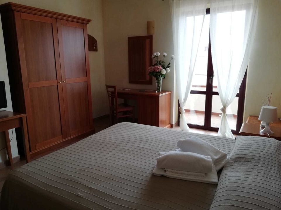 Double Room Single Use | In-room safe, desk, blackout drapes, soundproofing