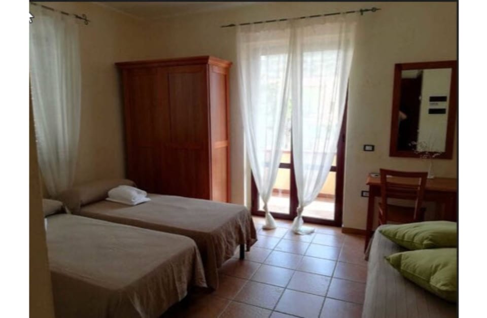 Quadruple Room | In-room safe, desk, blackout drapes, soundproofing