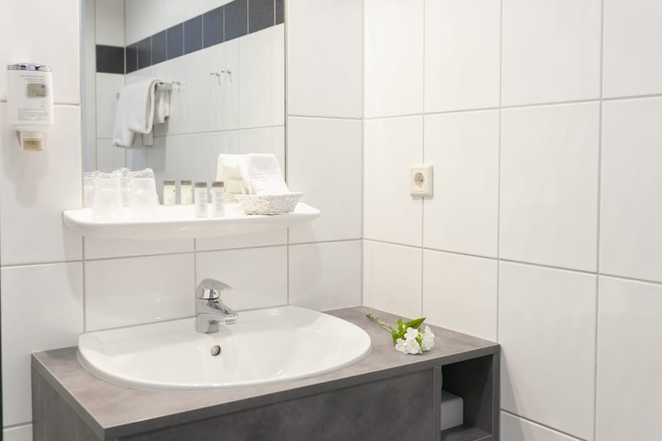 Shower, rainfall showerhead, free toiletries, hair dryer
