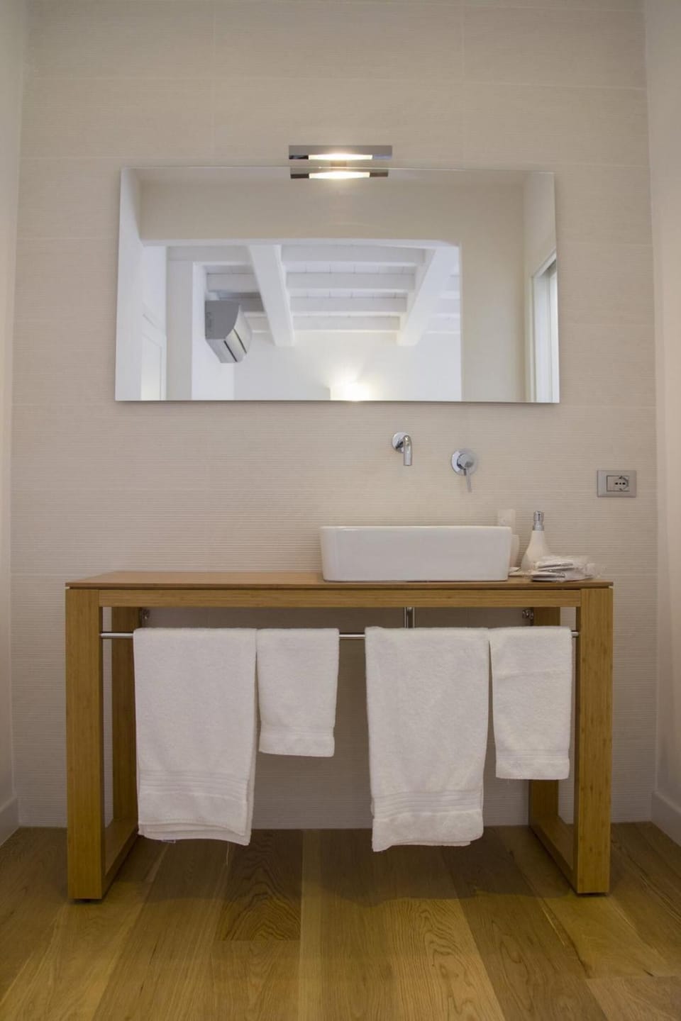 Shower, free toiletries, hair dryer, bidet
