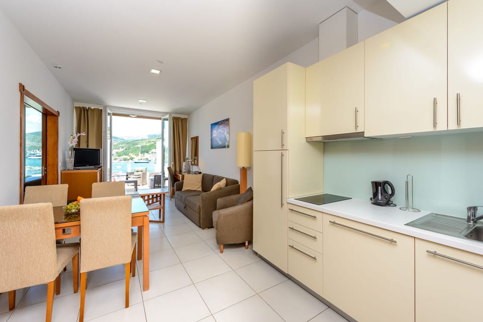 Executive Apartment, 1 Bedroom, Jetted Tub, Sea View | Living area | Flat-screen TV