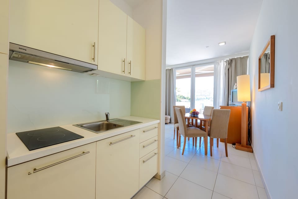 Executive Apartment, 1 Bedroom, Jetted Tub, Sea View | Private kitchen | Full-size fridge, stovetop, electric kettle, cookware/dishes/utensils