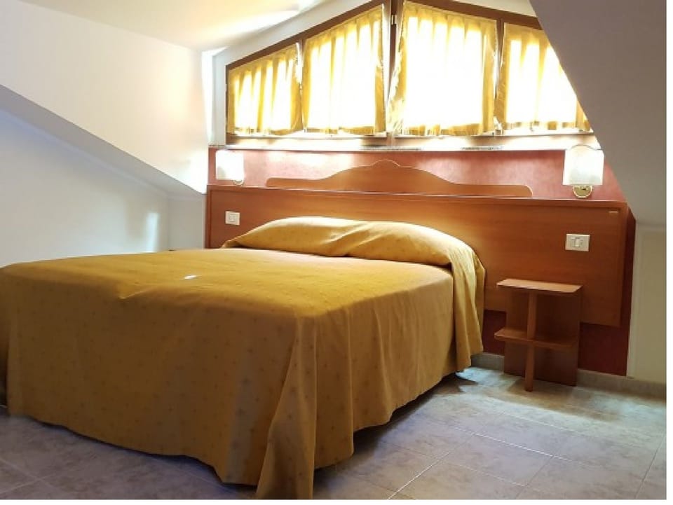 Double or Twin Room | Desk, free cribs/infant beds, free WiFi, bed sheets