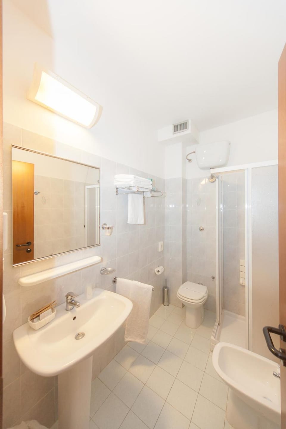 Shower, free toiletries, hair dryer, bidet