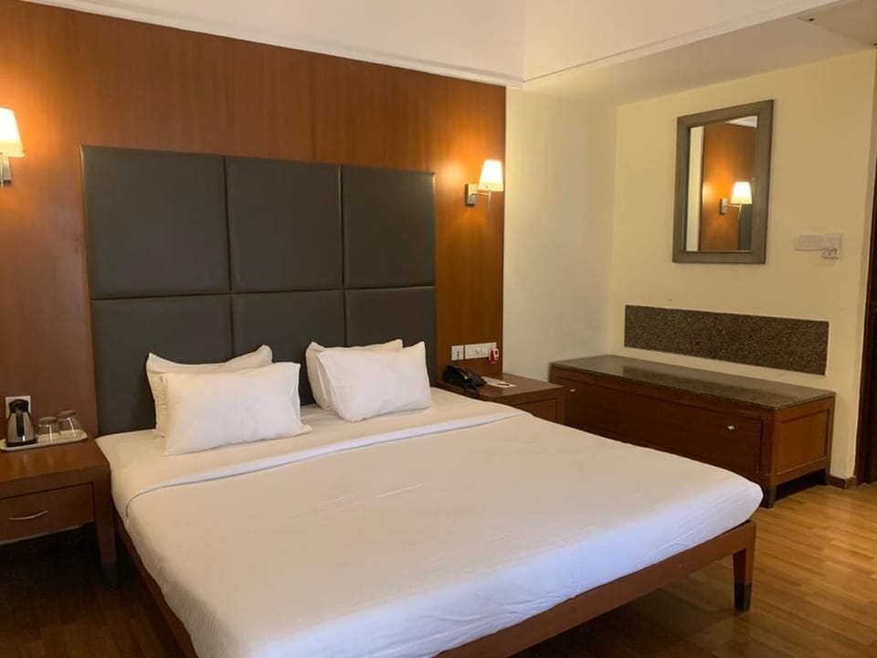 Superior Room | In-room safe, desk, laptop workspace, blackout drapes