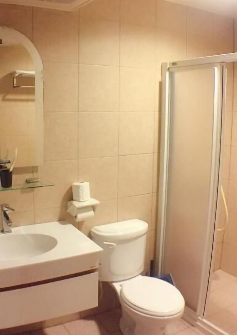 Shower, hydromassage showerhead, free toiletries, hair dryer