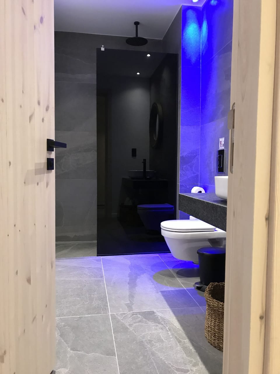 Family Room | Bathroom | Shower, rainfall showerhead, free toiletries, hair dryer