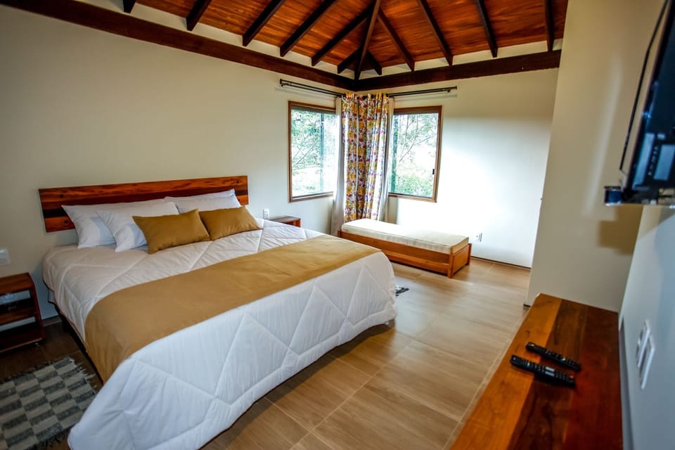 Chale Standard | Minibar, iron/ironing board, bed sheets