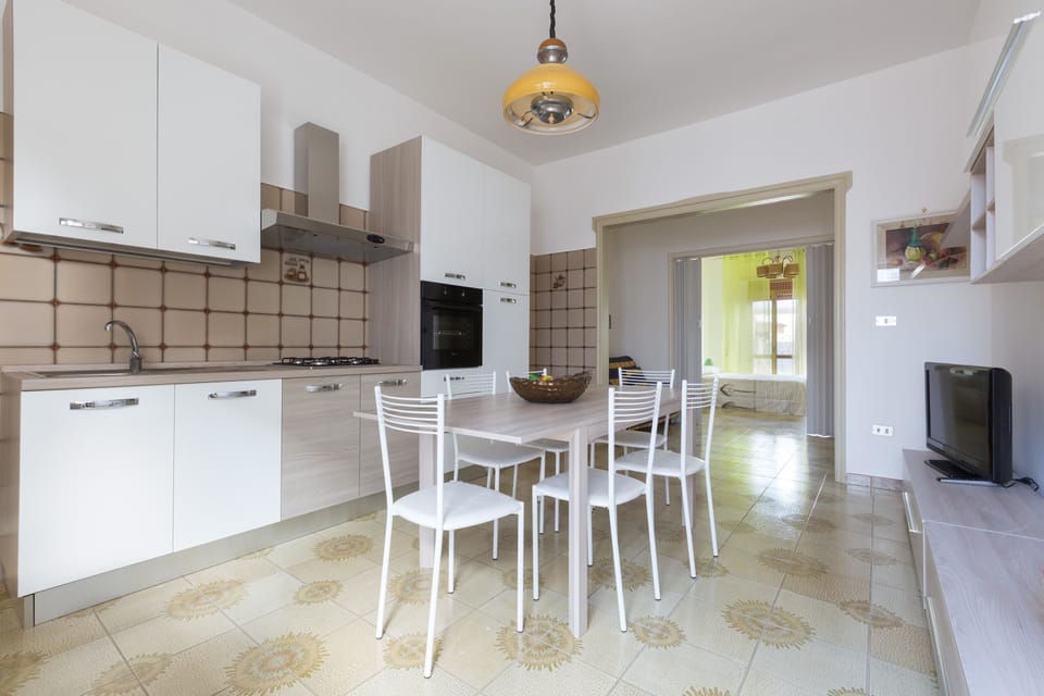 Comfort House, 2 Bedrooms | Private kitchen | Full-size fridge, microwave, oven, stovetop