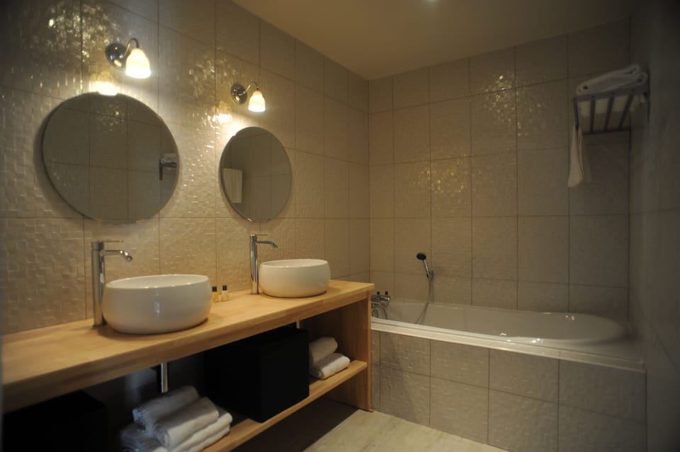 Suite | Bathroom | Free toiletries, hair dryer, slippers, towels