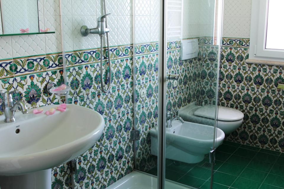 Shower, bidet, towels