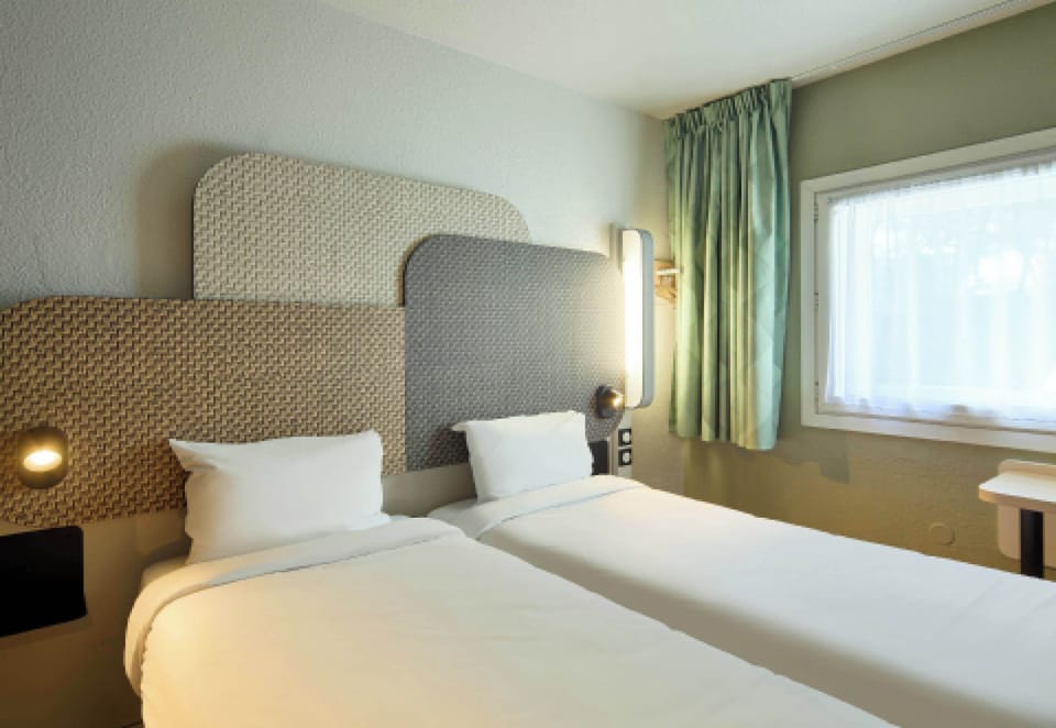 Standard Twin Room, Non Smoking | Desk, free WiFi, bed sheets