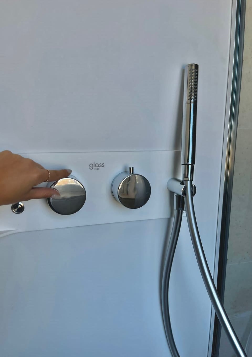 Deluxe Room (Top Floor) | Bathroom | Shower, rainfall showerhead, hair dryer, towels