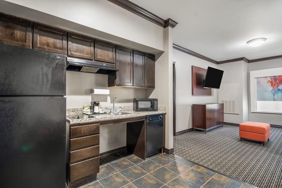 Deluxe Suite, 1 King Bed, Accessible, Non Smoking (Hearing, Mobility Tub w/Grab Bars) | Pillowtop beds, in-room safe, desk, blackout drapes
