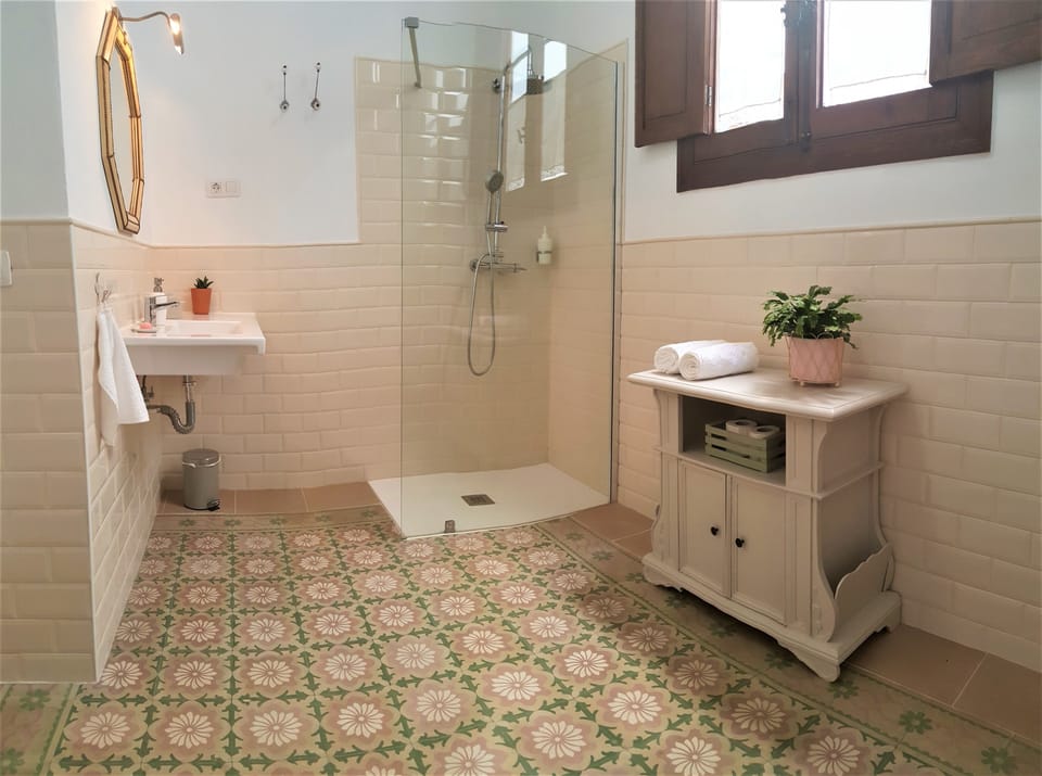 Superior Double or Twin Room | Bathroom | Shower, rainfall showerhead, free toiletries, hair dryer
