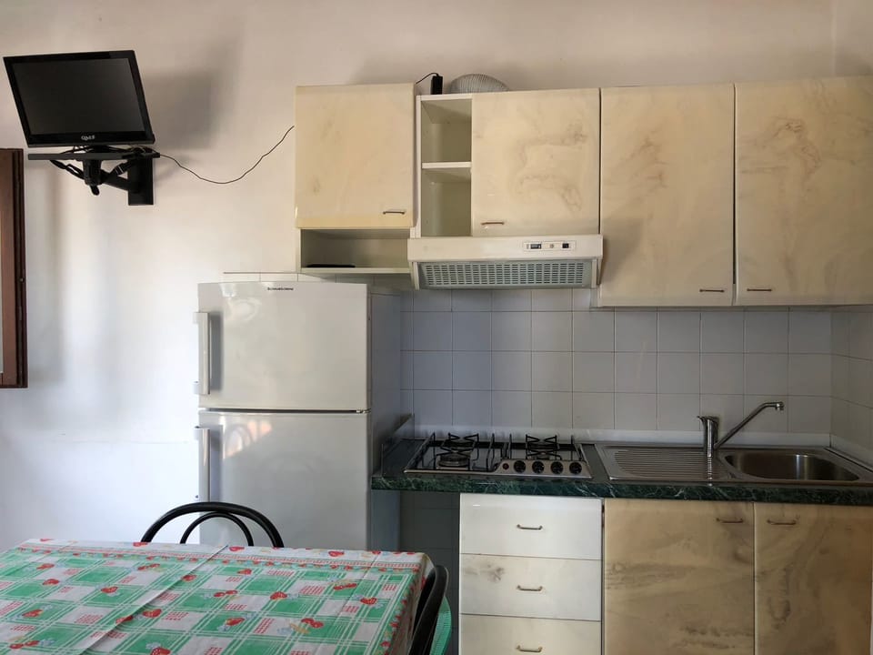 Bungalow, 2 Bedrooms | Private kitchen | Fridge, stovetop, cookware/dishes/utensils