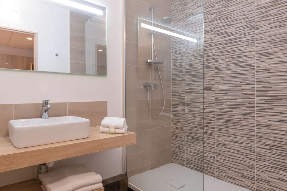 Chambre Twin avec Terrasse | Bathroom | Free toiletries, hair dryer, towels