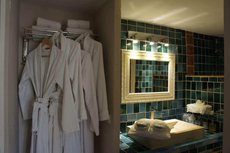 Suite | Bathroom amenities | Shower, rainfall showerhead, free toiletries, hair dryer