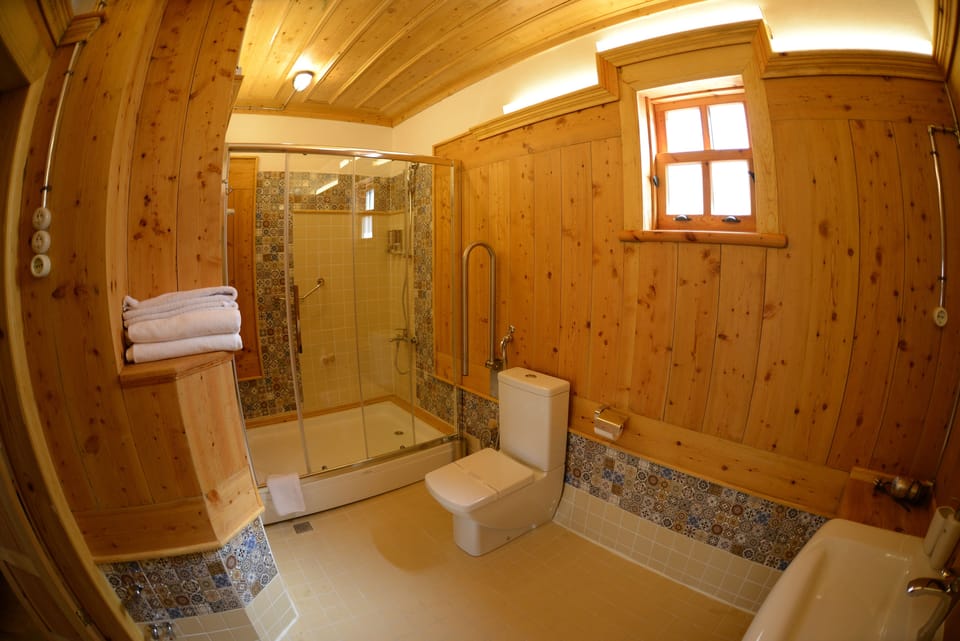 Twin Room | Bathroom amenities | Shower, free toiletries, hair dryer, slippers
